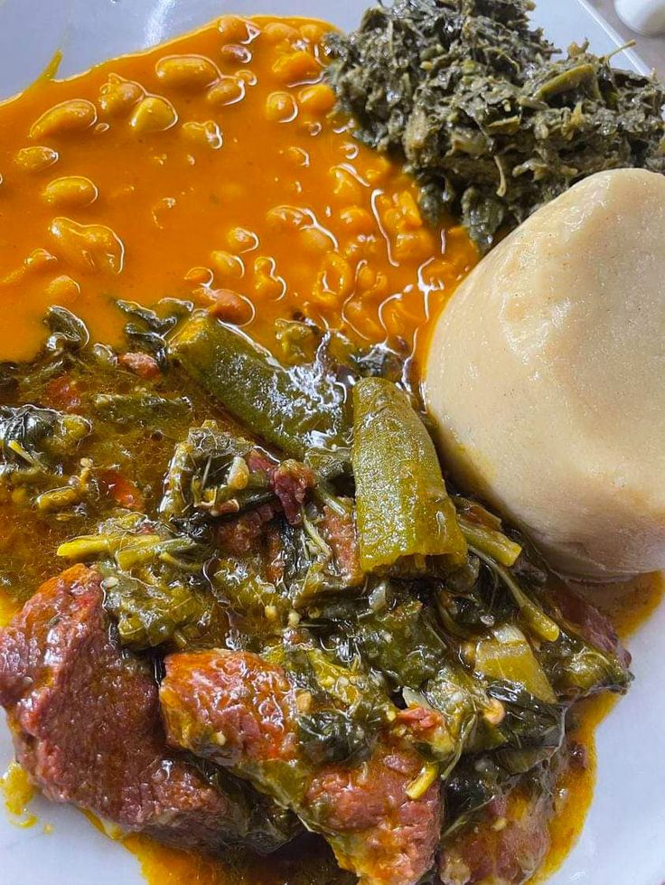 Funge Com Calulú e Feijão de Óleo de Palma